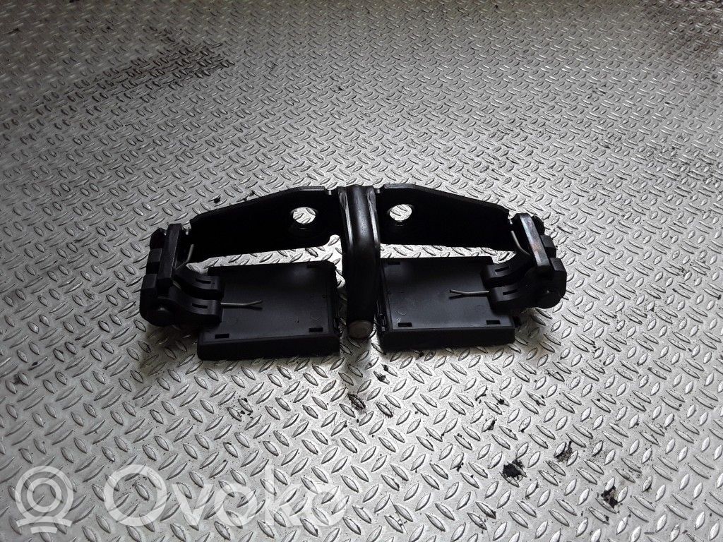 Aizmugurējā pārsega slēdzene   3D5827517B