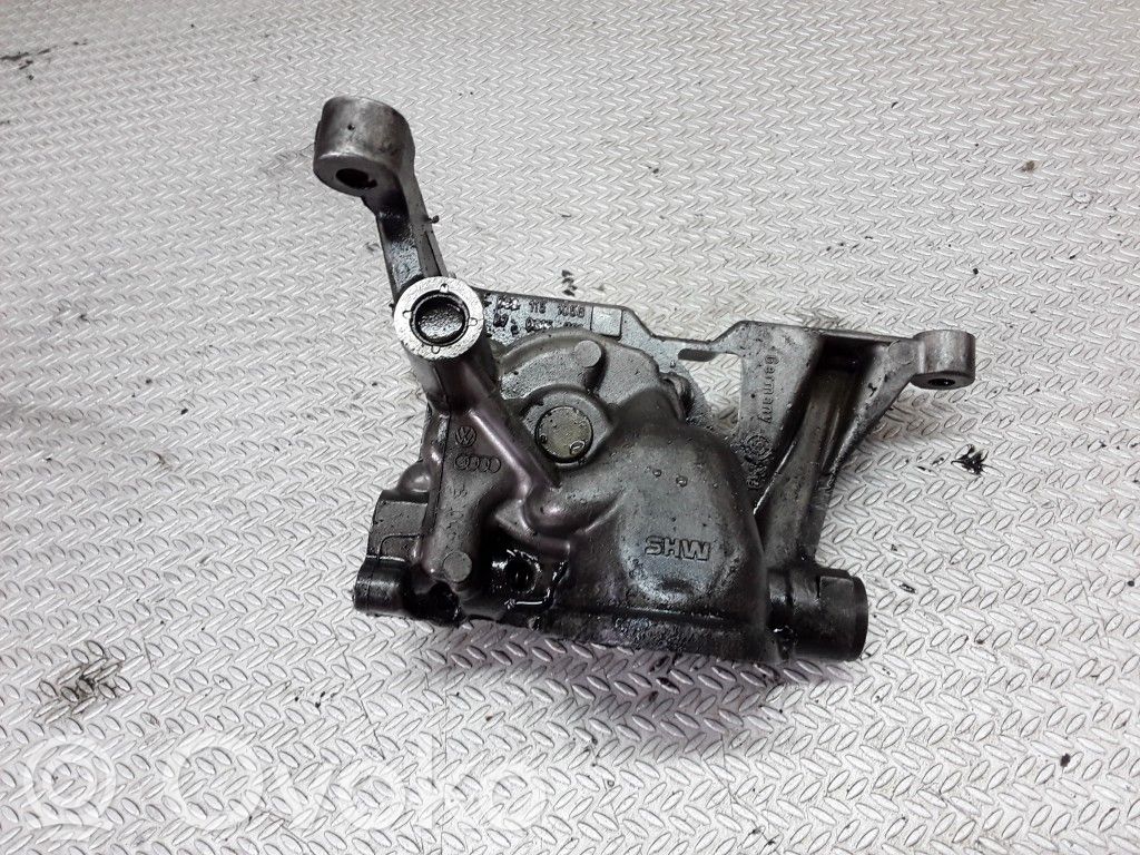 Audi A6 S6 C5 4B Oil pump 