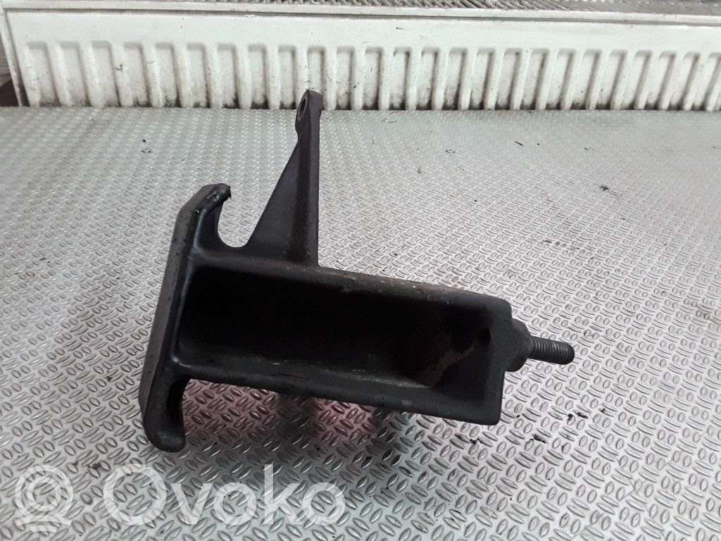 Engine mounting bracket   074115369
