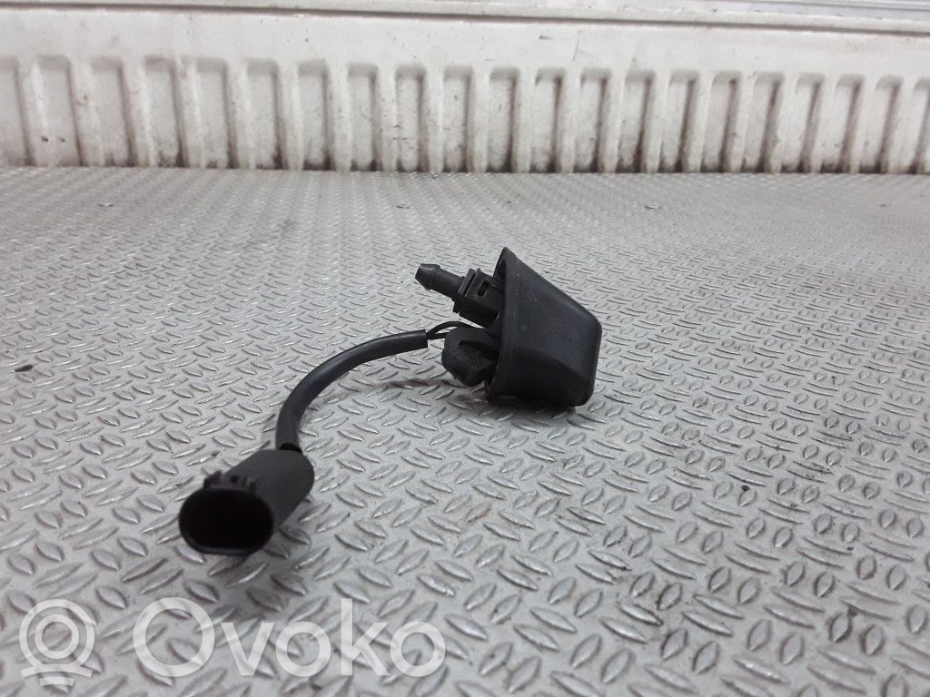 Windshield washer spray nozzle