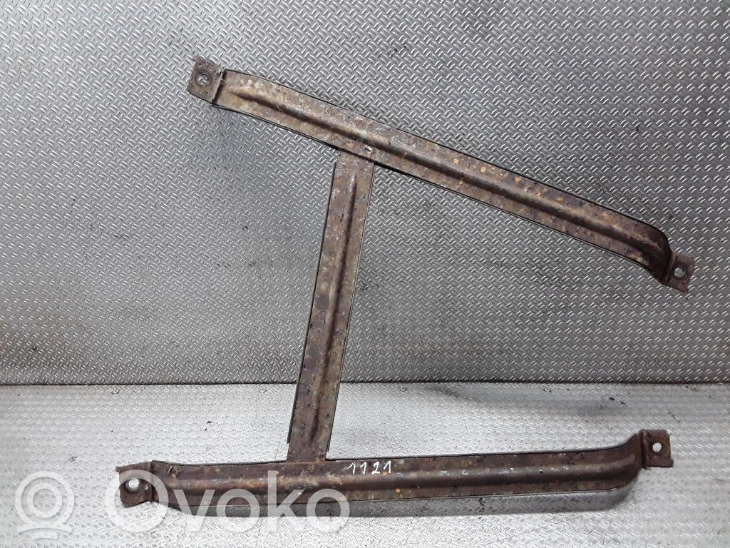 Fuel tank mounting bracket