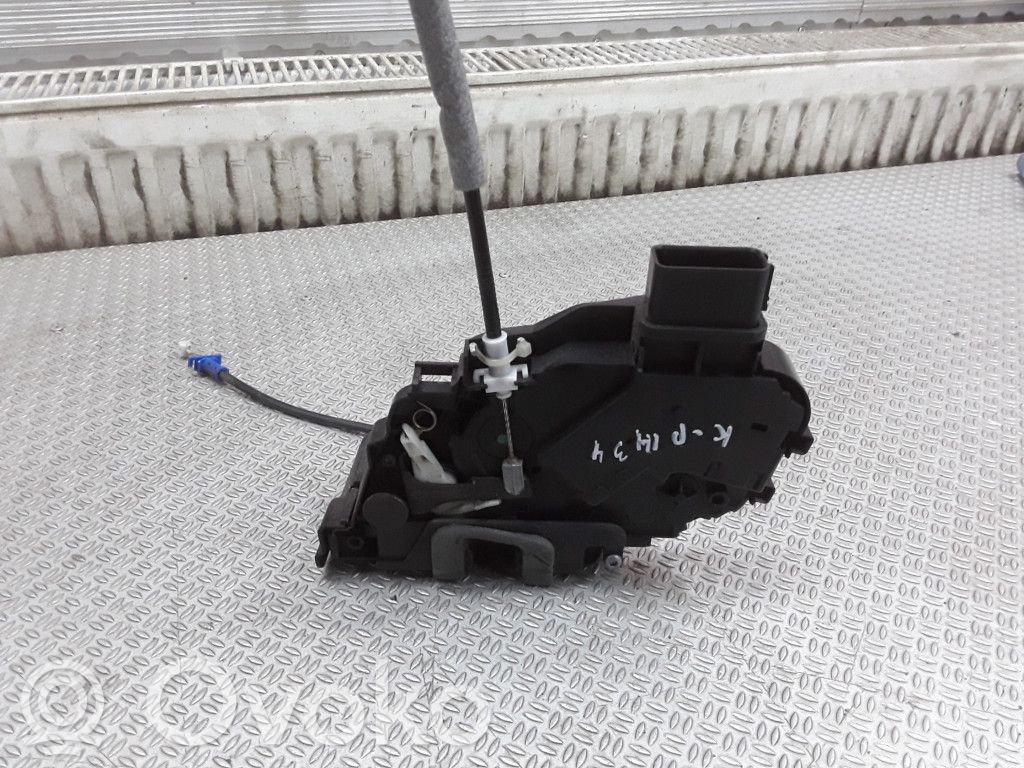 Priekšpusē slēdzene   8M2AR21813CA