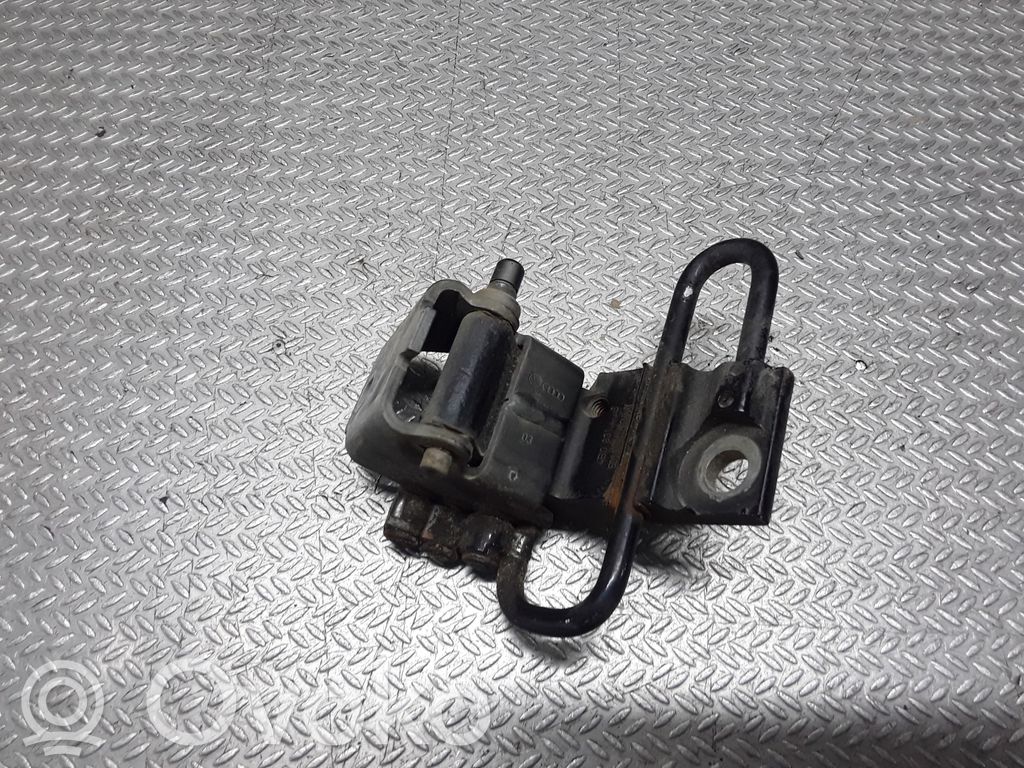 Bisagra inferior puerta delantera