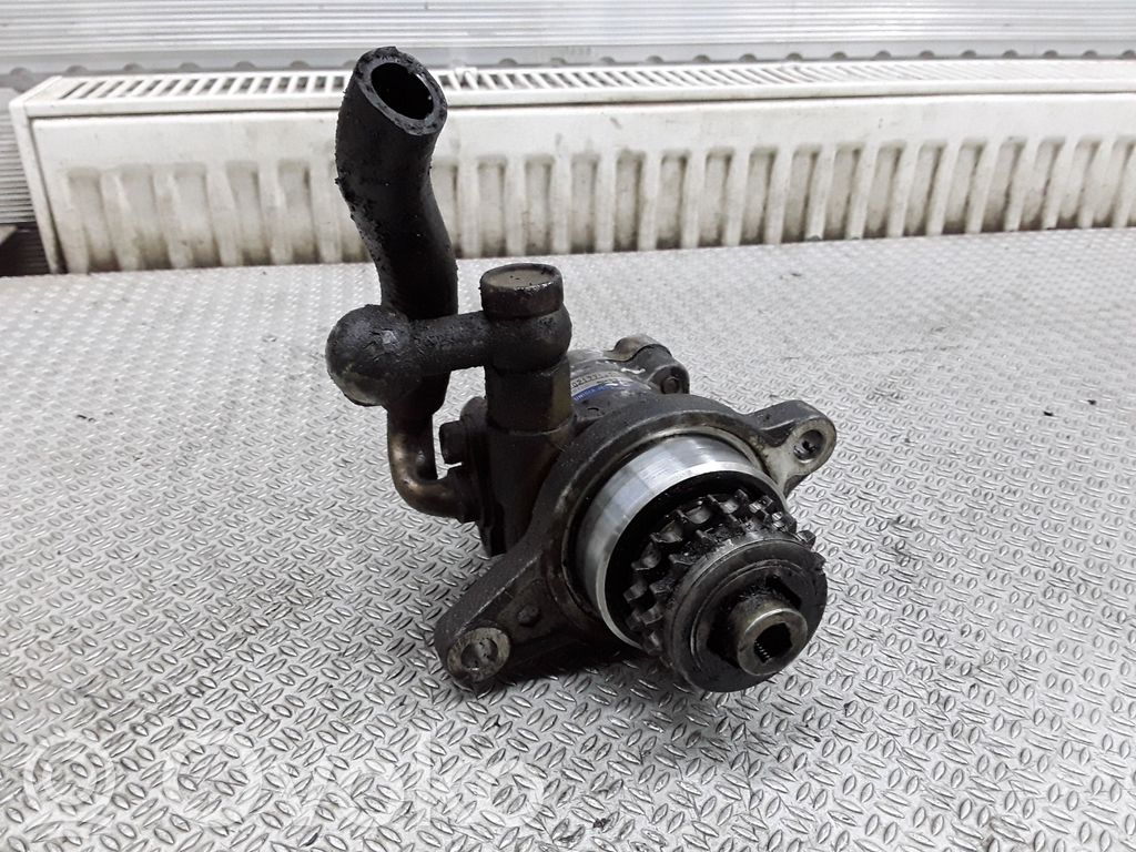 Nissan Almera N16 Ohjaustehostimen pumppu 
