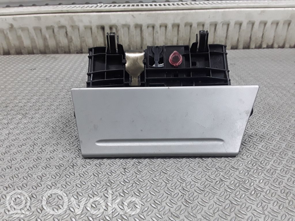 Ford Focus Auton tuhkakuppi 