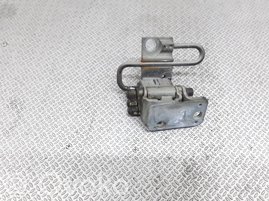Front door lower hinge   8E0831411E
