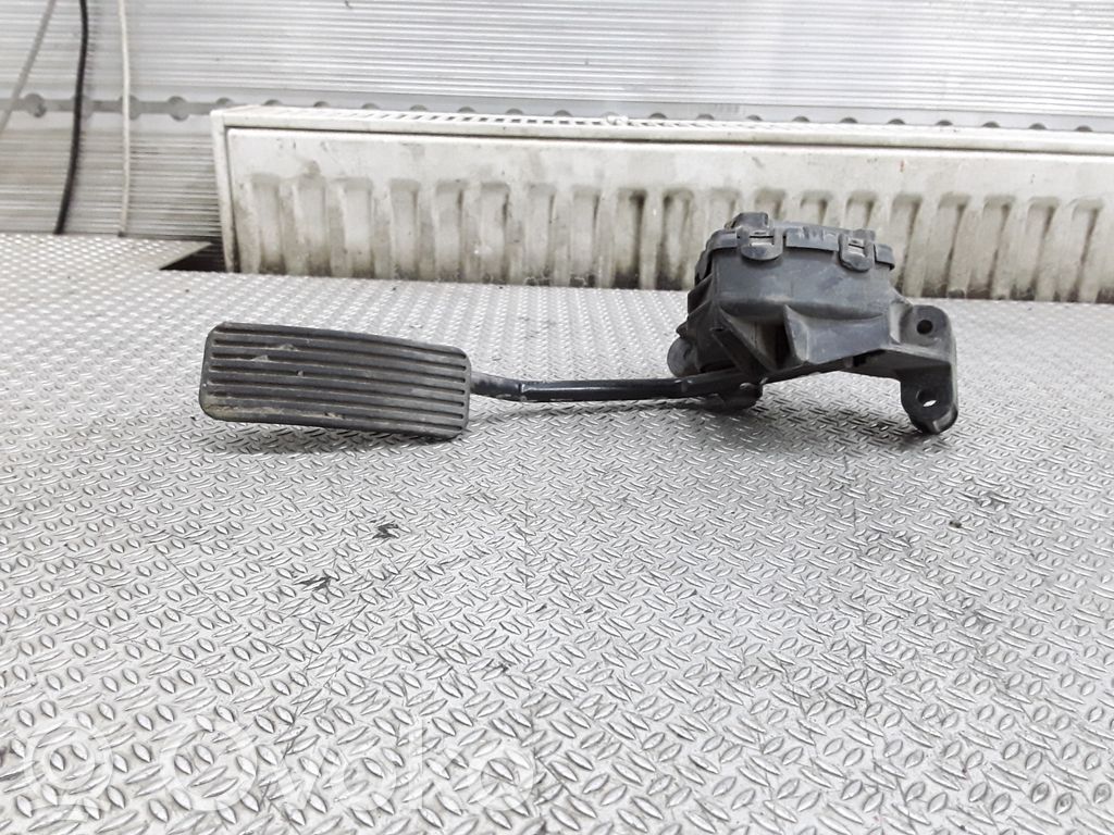 Accelerator throttle pedal