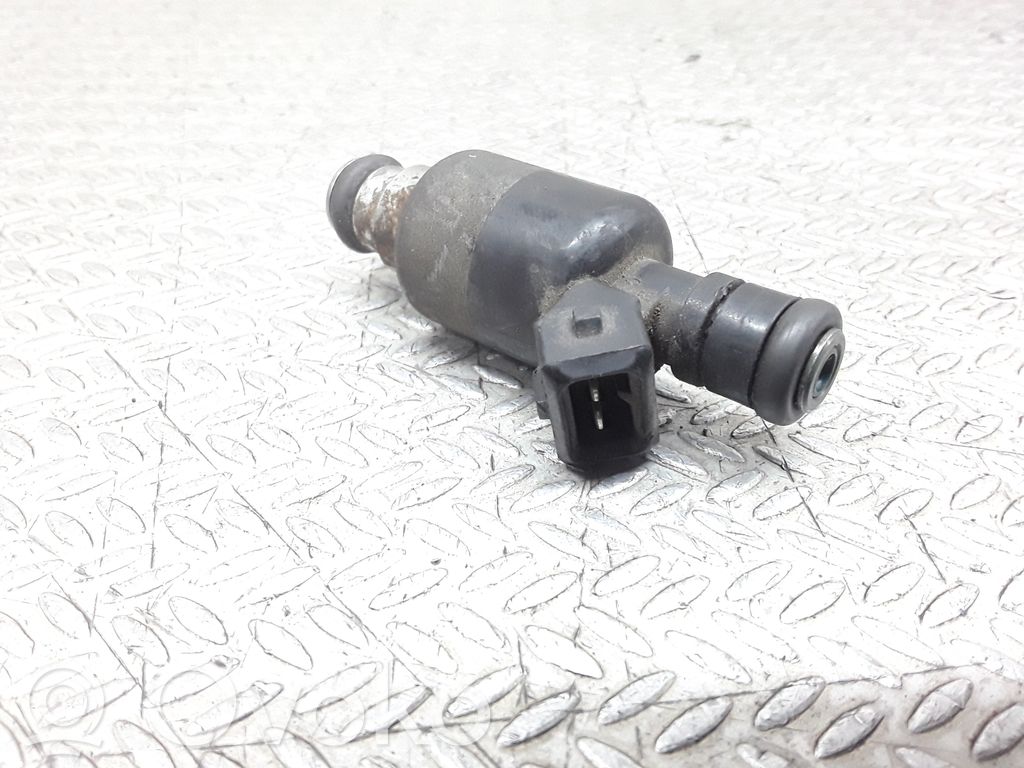 Opel Vectra B Wtryskiwacz paliwa 