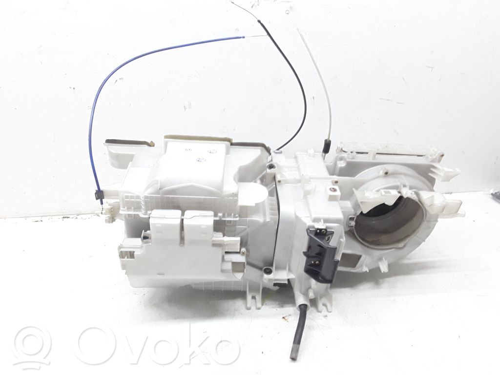 Toyota Yaris Montaje de la caja de climatización interior 