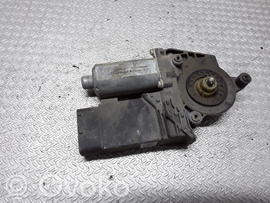 Motor del regulador de la ventanilla de la puerta delantera   0130821694