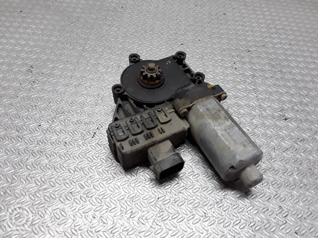 Silnik regulatora szyby drzwi przednich   0130821769