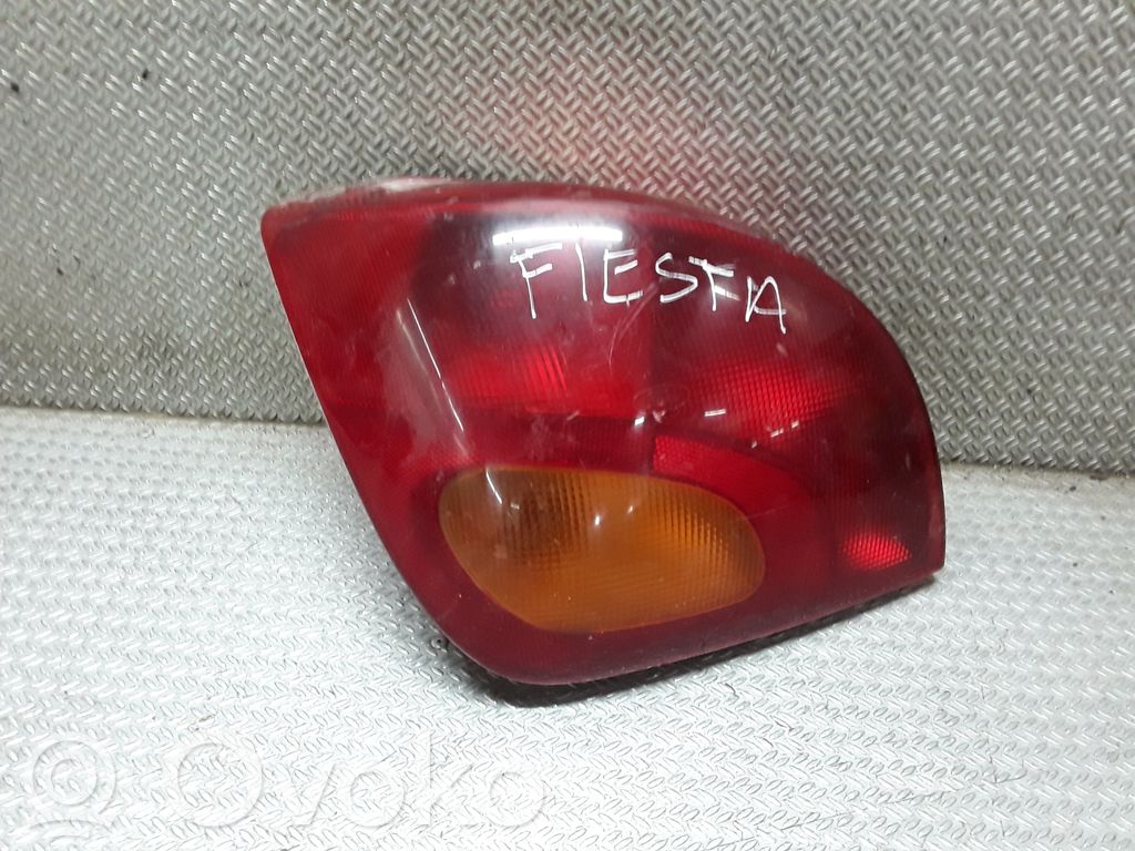 Ford Fiesta Aizmugurējais lukturis virsbūvē 