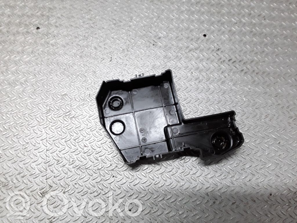 BMW 5 E60 E61 Kita variklio skyriaus detalė 