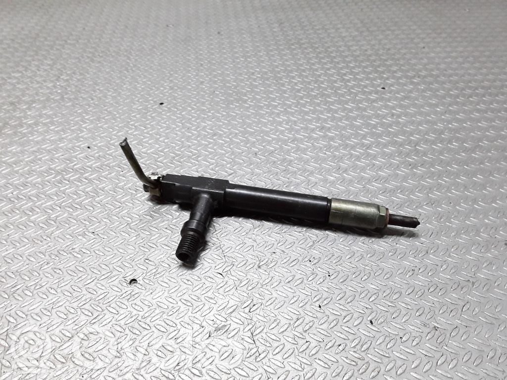 Fuel injector   D7390