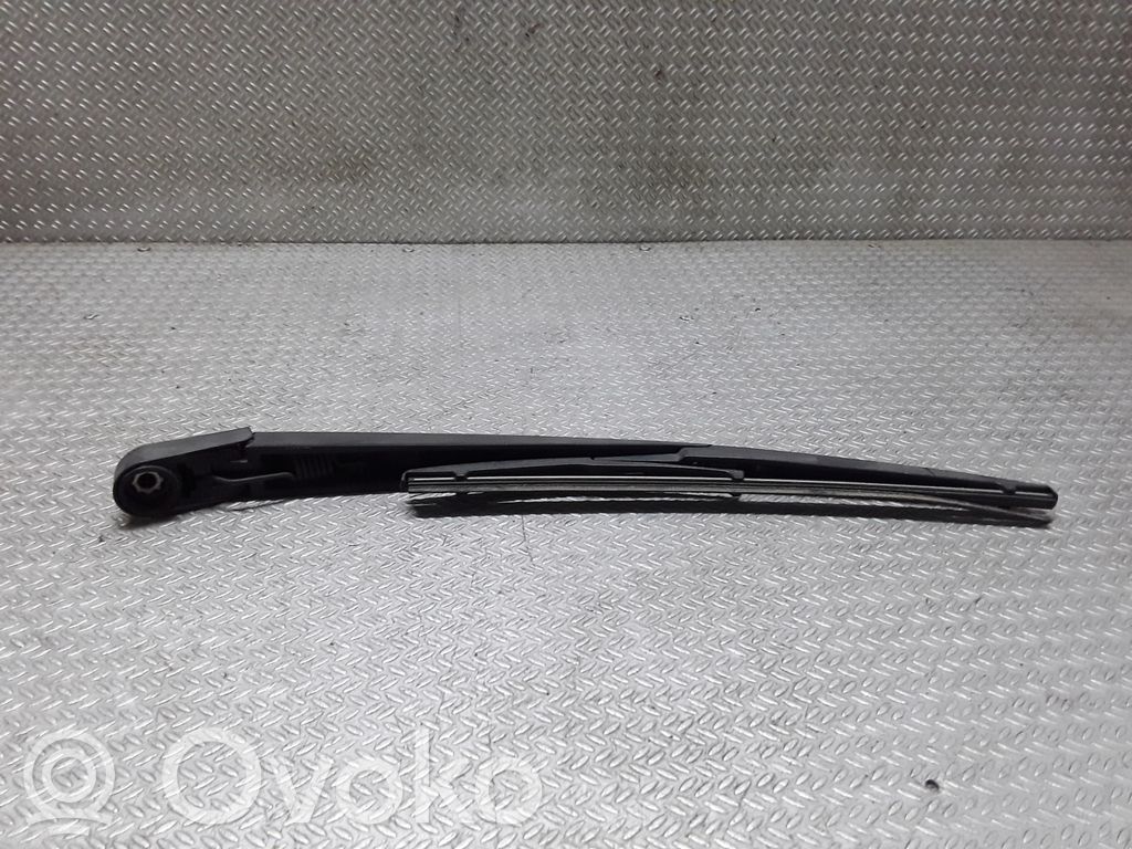 Rear wiper blade arm