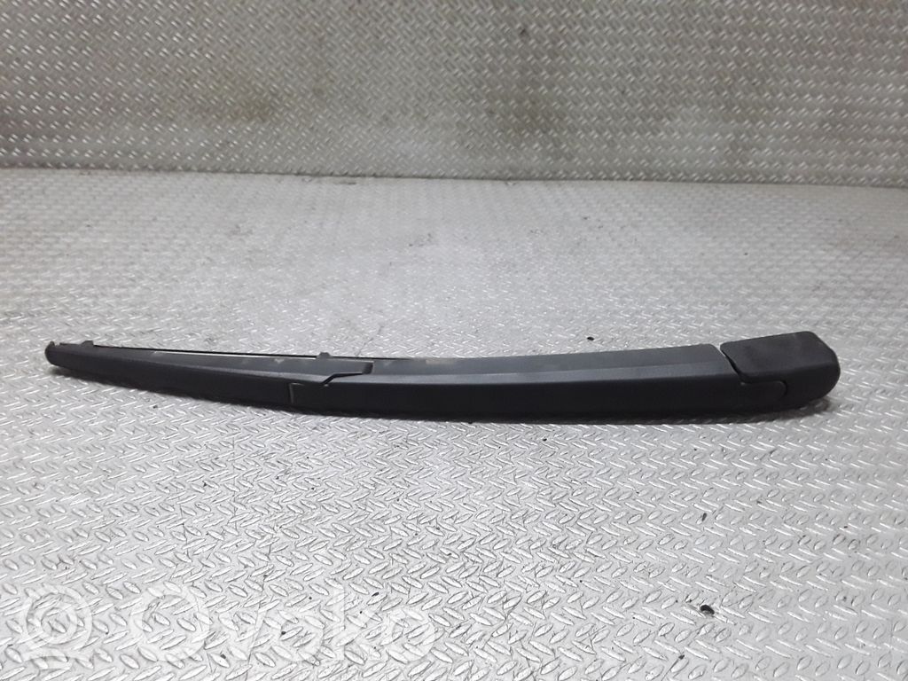 Rear wiper blade arm