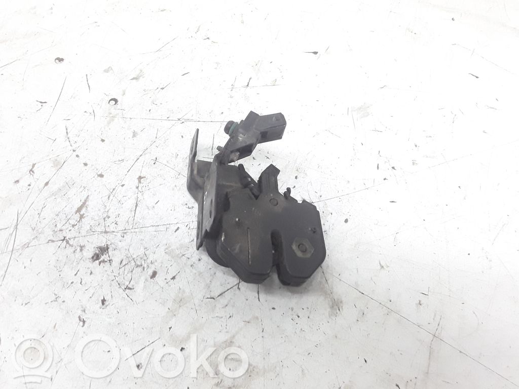 Aizmugurējā pārsega slēdzene