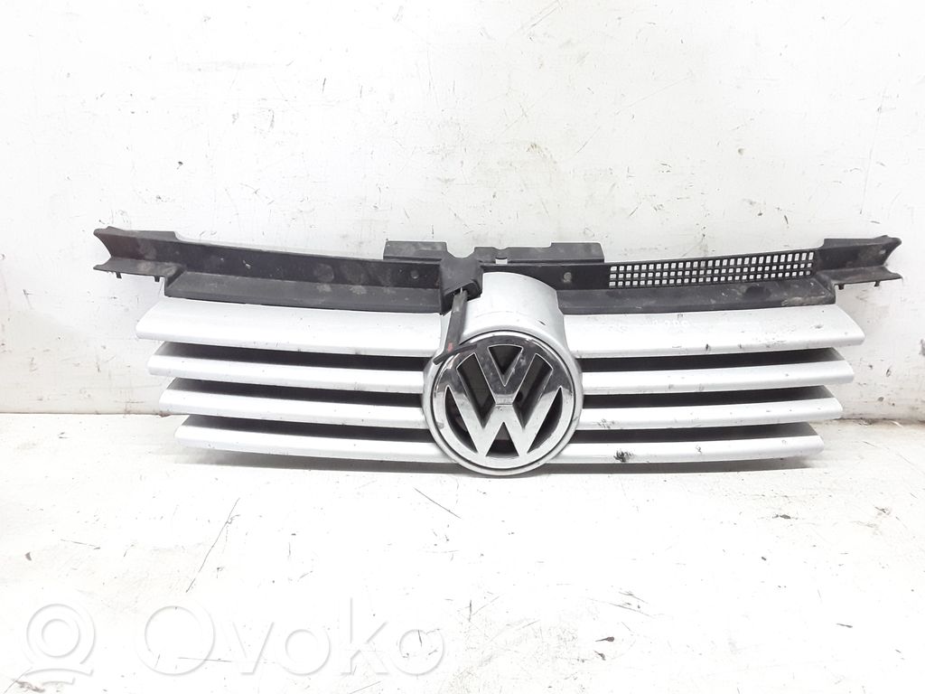 Volkswagen Bora Etupuskurin ylempi jäähdytinsäleikkö 