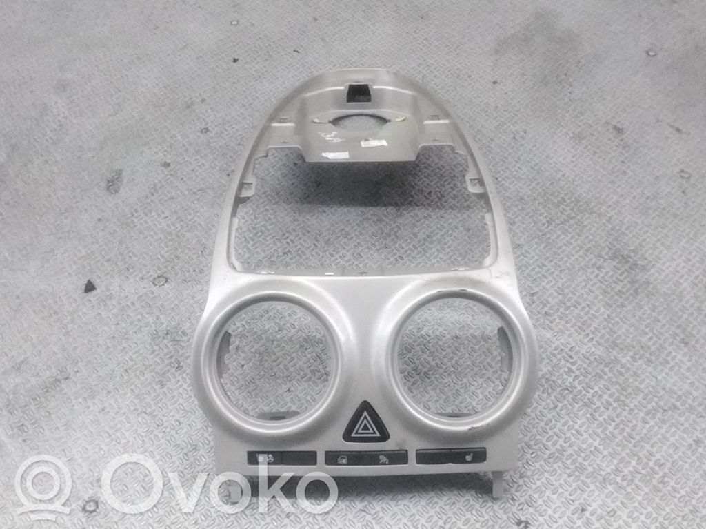 Opel Corsa D Panelės apdailos skydas (centrinis) 