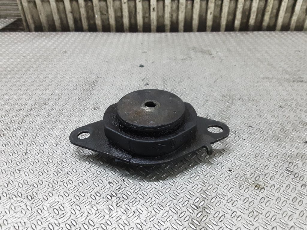 Engine mount bracket   8200000017