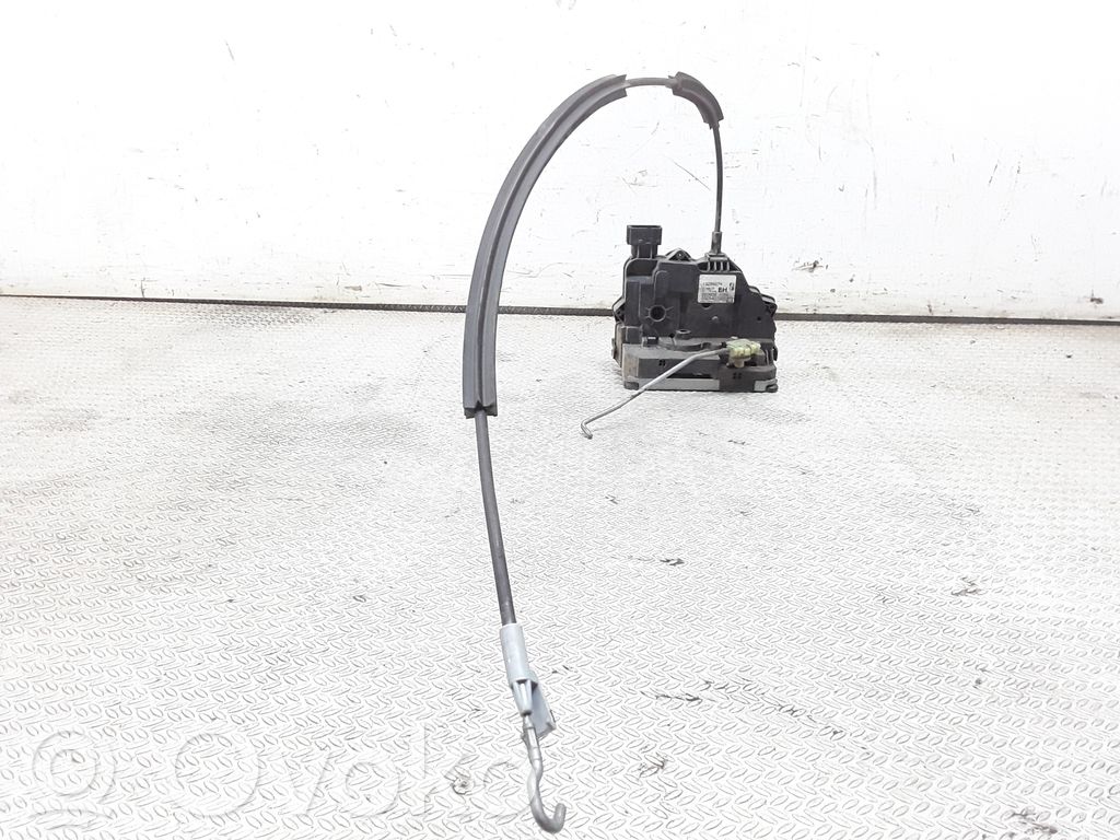 Opel Corsa D Priekšpusē slēdzene 