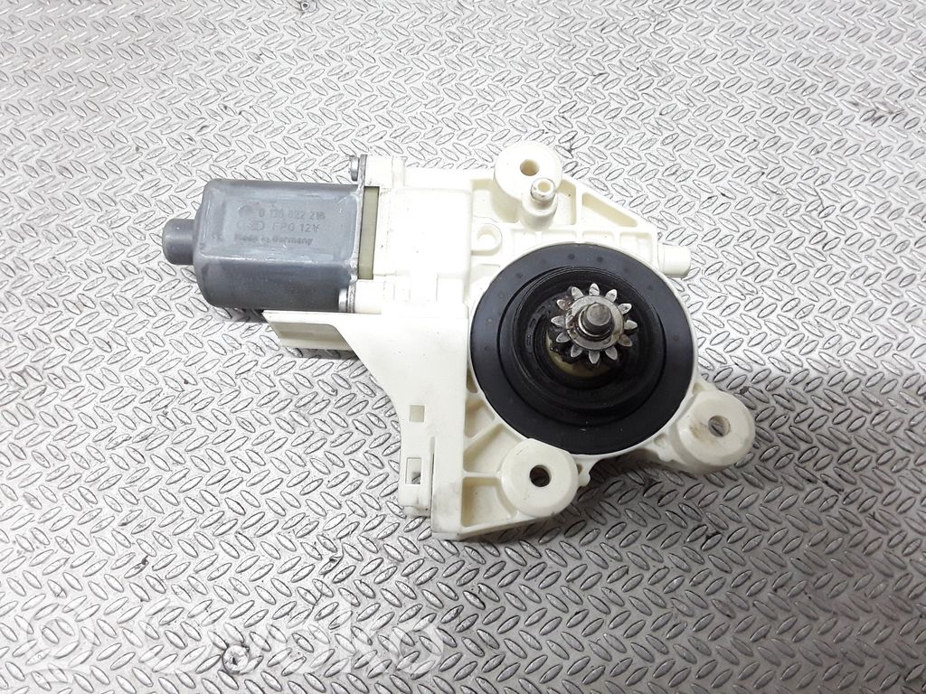 Silnik regulatora szyby drzwi przednich   0130822216