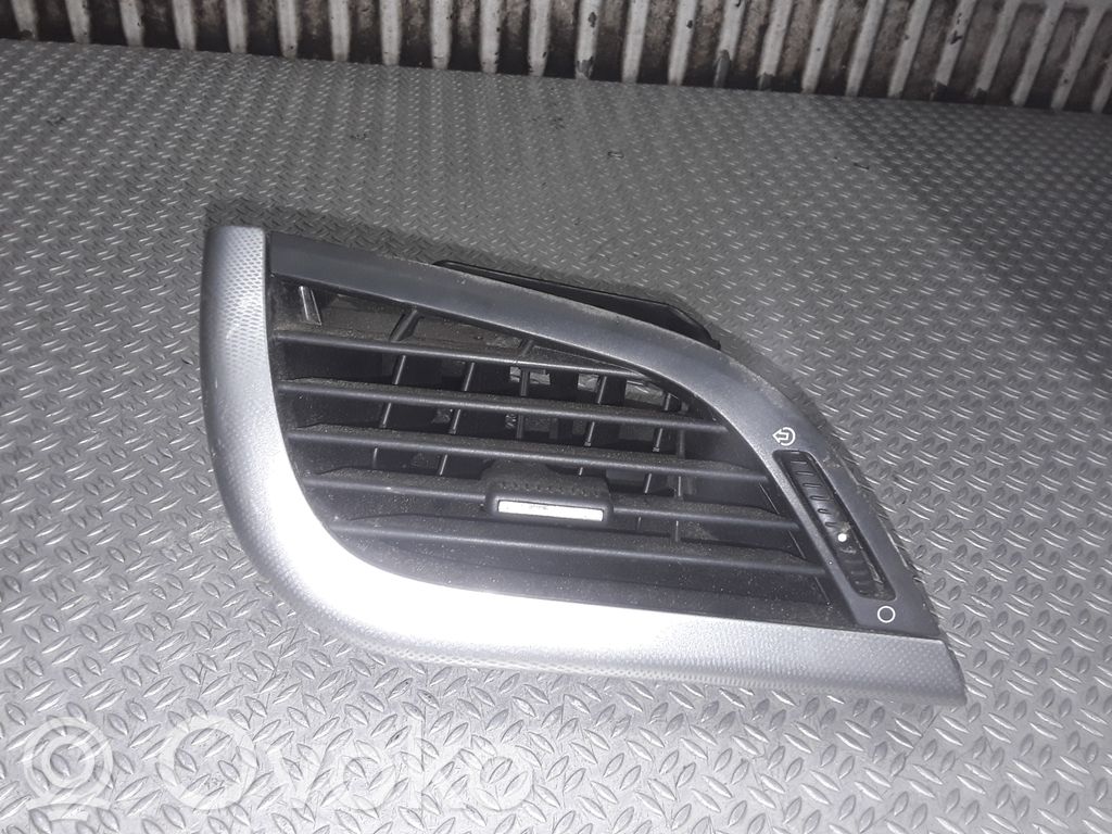Peugeot 207 Boczna kratka nawiewu deski rozdzielczej 