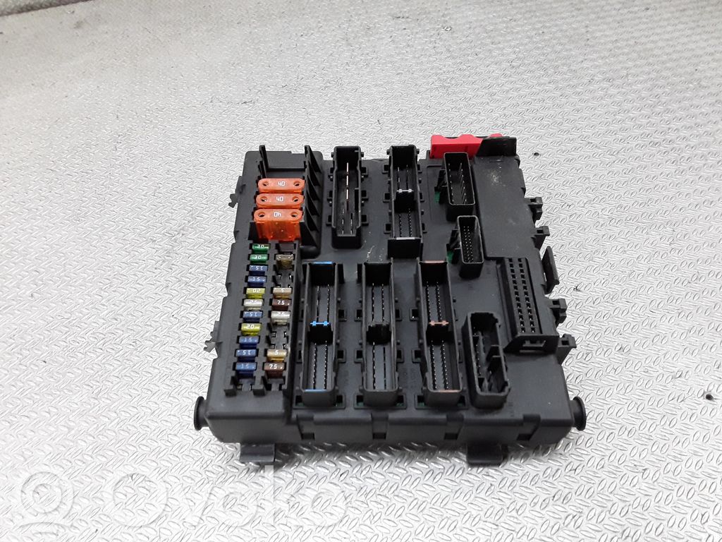 Opel Vectra C Saugiklių blokas 