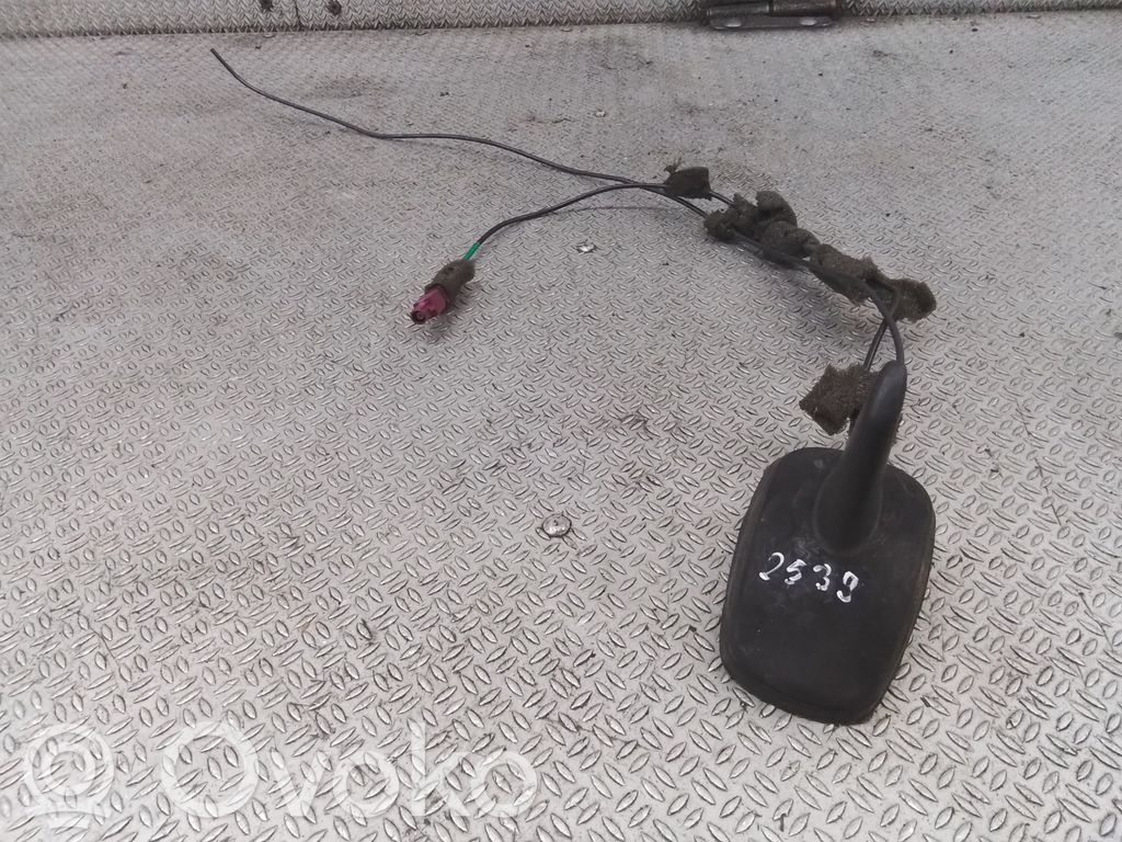 GPS-pystyantenni   8E9035503G