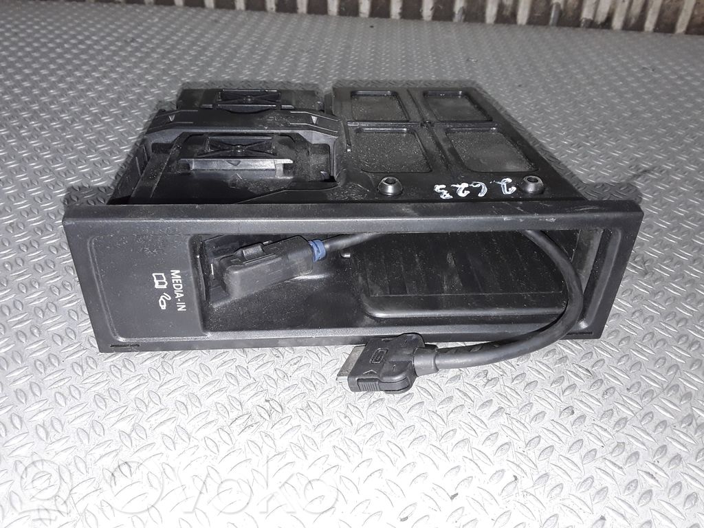 Volkswagen PASSAT B7 Unidad central de control multimedia 
