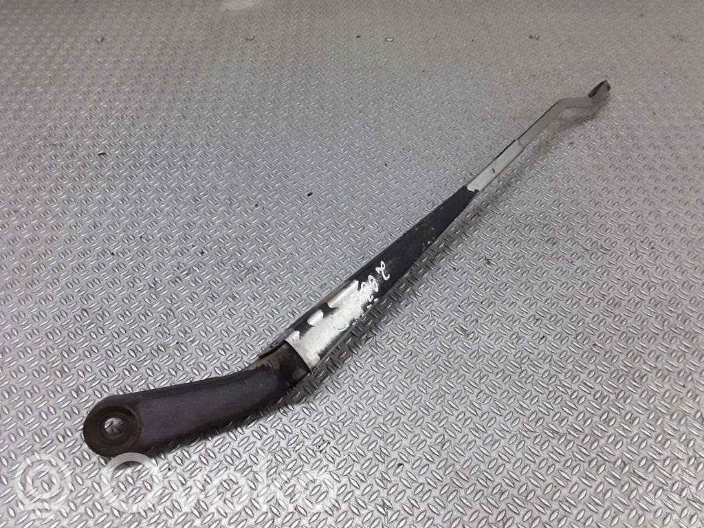 Front wiper blade arm
