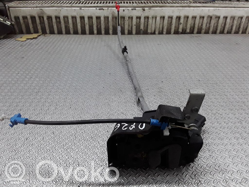 Priekšpusē slēdzene   8M2AR21812AA