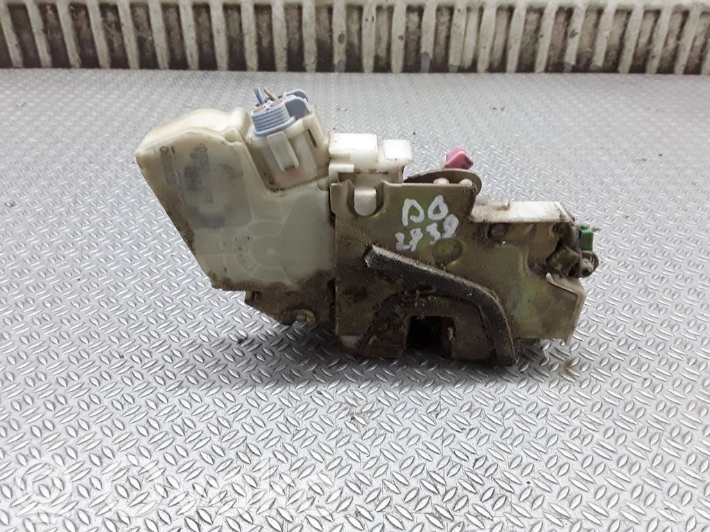 Nissan Navara D22 Rear door lock 