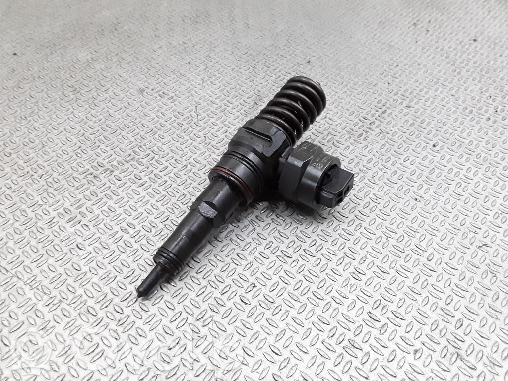 Volkswagen PASSAT B5 Wtryskiwacz paliwa 