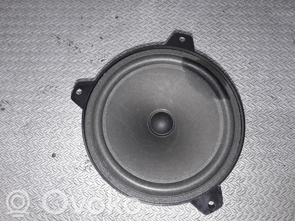BMW 3 E46 Takaoven kaiutin 