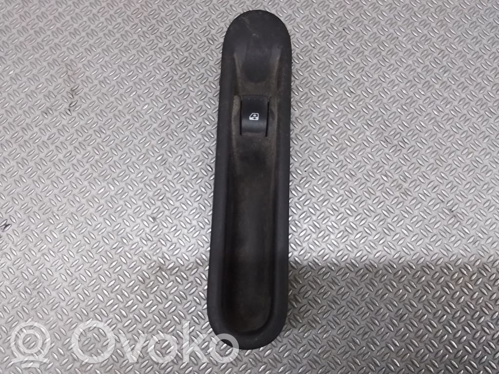 Electric window control switch   8200327947
