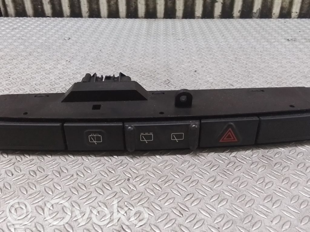 Schalter Warnblinkanlage   04685925AA