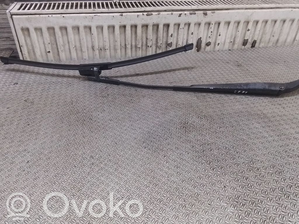 Windshield/front glass wiper blade