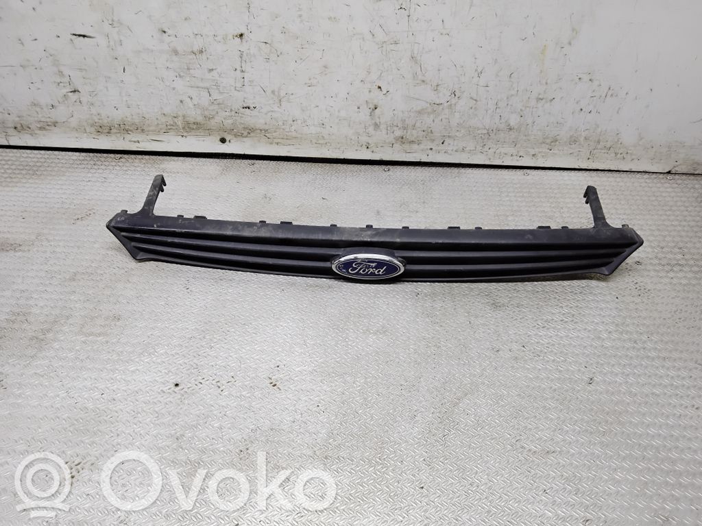 Ford Focus Grotelės viršutinės 