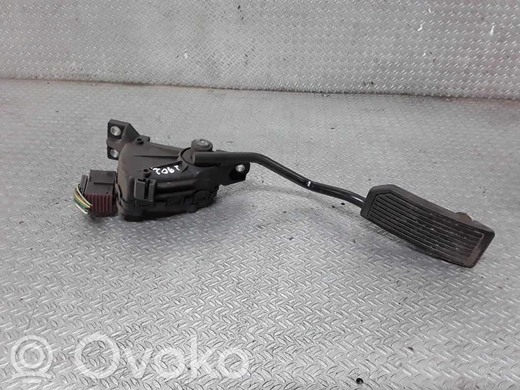 Pédale d'accélérateur   18002AU410