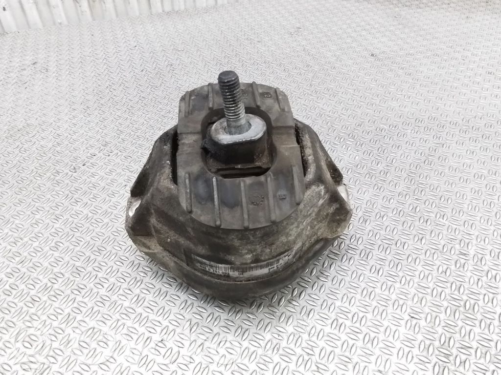 Engine mount bracket   6761092