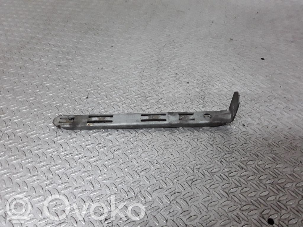 Halterung Scheinwerfer   8637181
