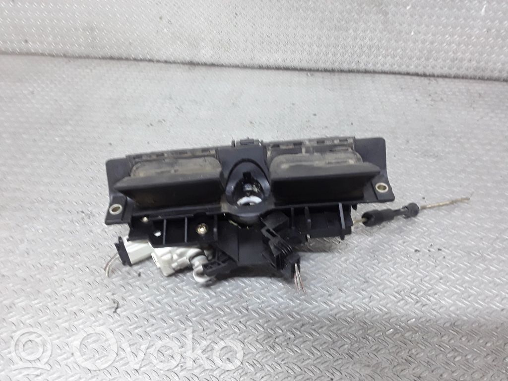Lastausoven ulkokahva   8D9827565H