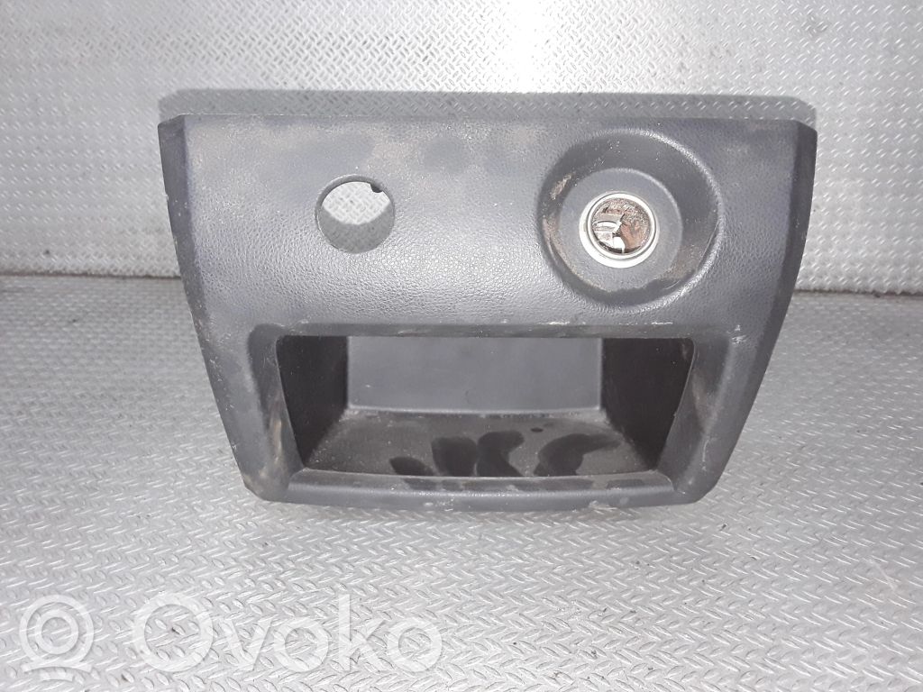 Compartimiento/consola central del panel   MR975139