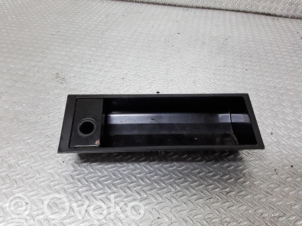 BMW X5 E53 Peleninė panelėje 