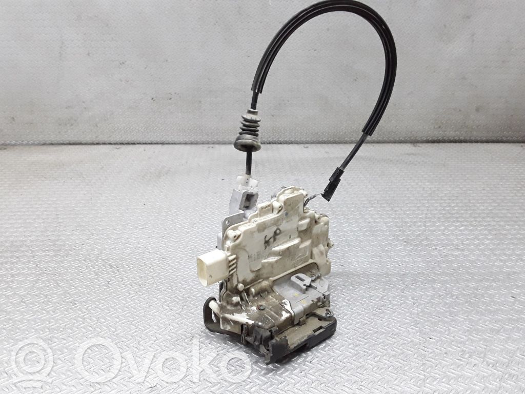 Volkswagen PASSAT B6 Etuoven lukko 