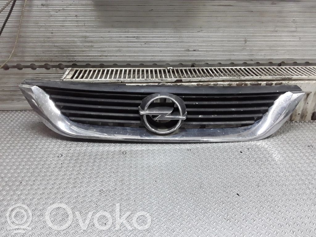 Opel Vectra B Etupuskurin ylempi jäähdytinsäleikkö 