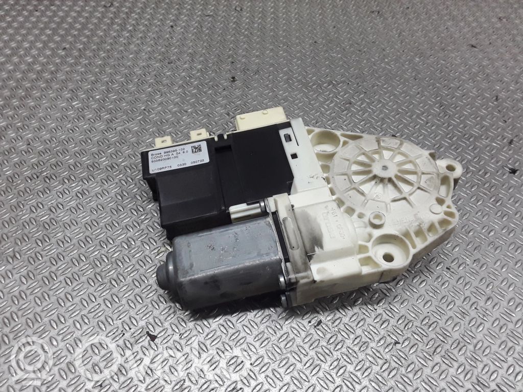 Priekšpusē loga pacēlāja motoriņš   996395102