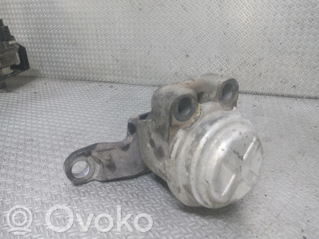 Engine mount bracket   HL8022M05
