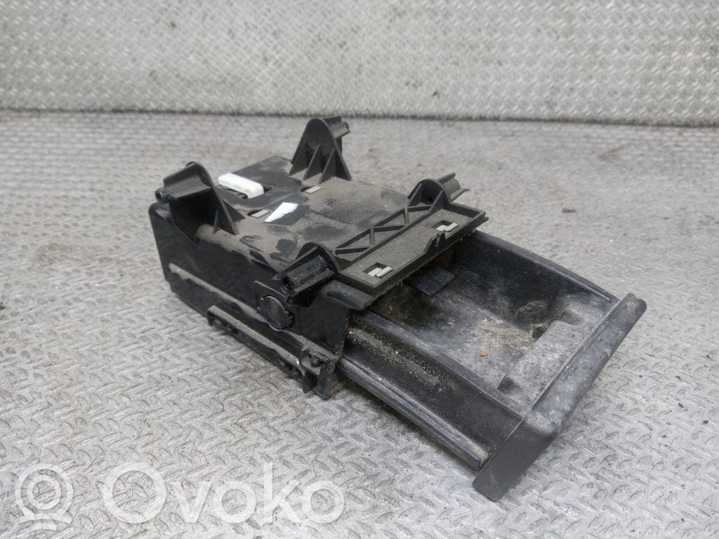 Nissan Primera Aschenbecher 